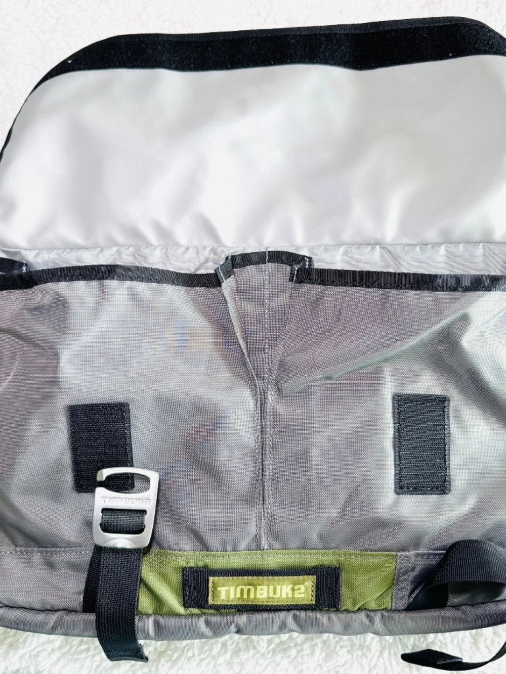 Timbuk2 Command Messenger Laptop Bag Size Medium Gray Crossbody Strap Travel New